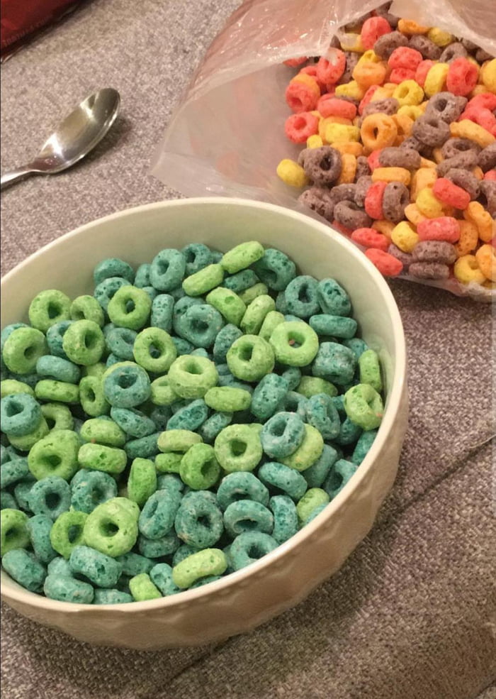 This bowl of fruit loops with only green and blue.