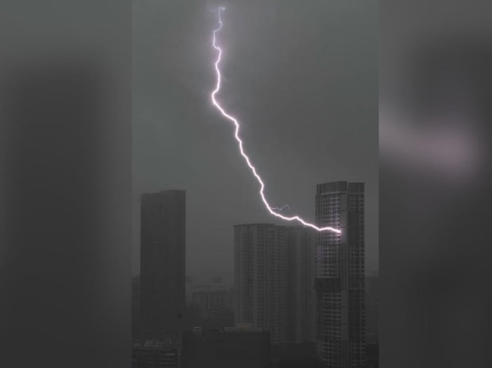 Lightning striking an apartment in Singapore - 9GAG