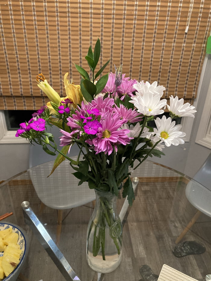 Bought these flowers for my angry wife…….ends up made up angrier : ( - 9GAG