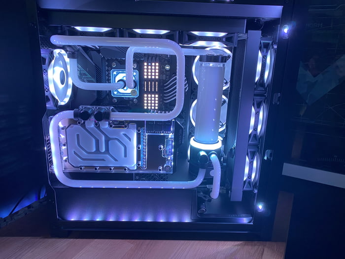 New custom loop built by scan 3xs in the UK - 9GAG