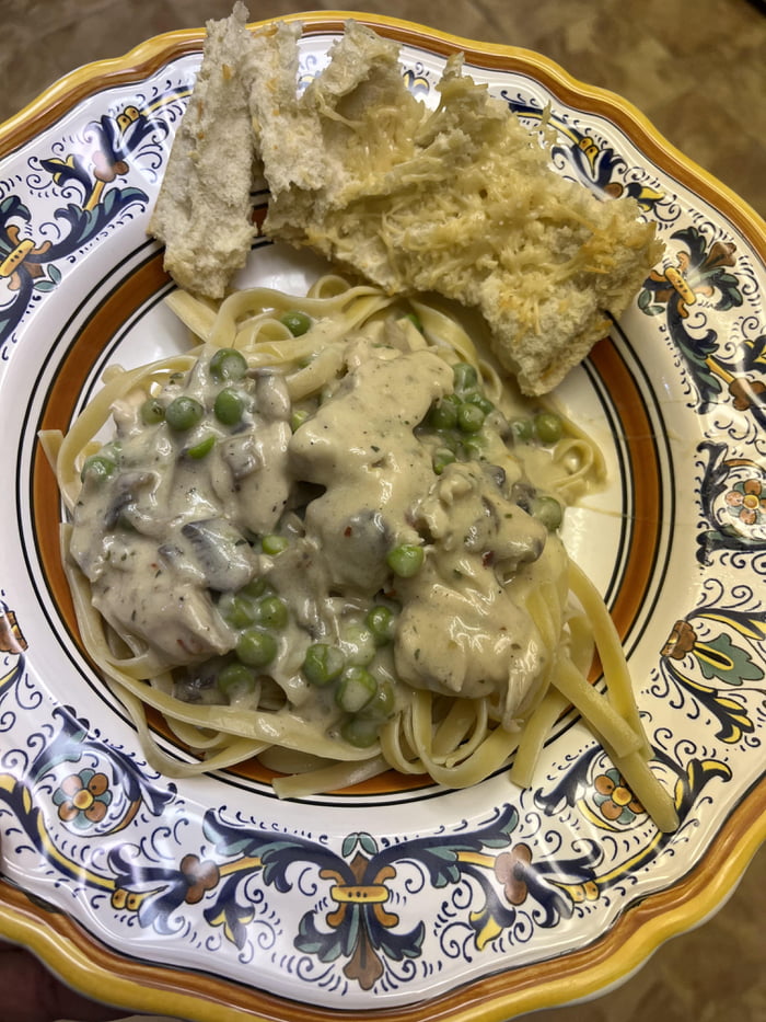 Chicken Alfredo pasta with mushrooms and peas 9GAG