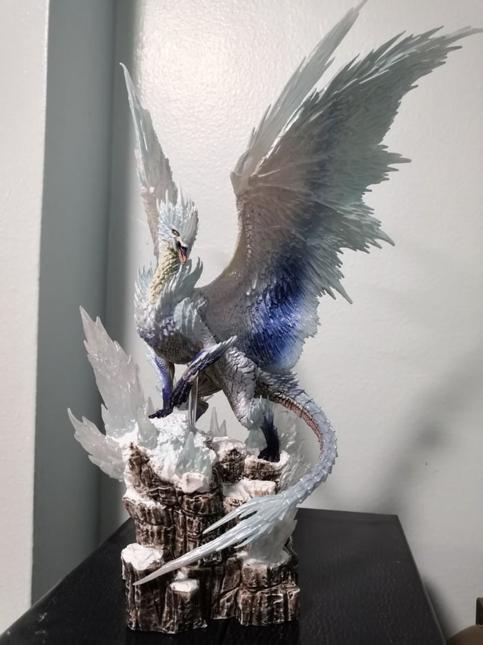 Here S The Velkhana The Statue From The Mhw Iceborne Collector S Edition 9gag