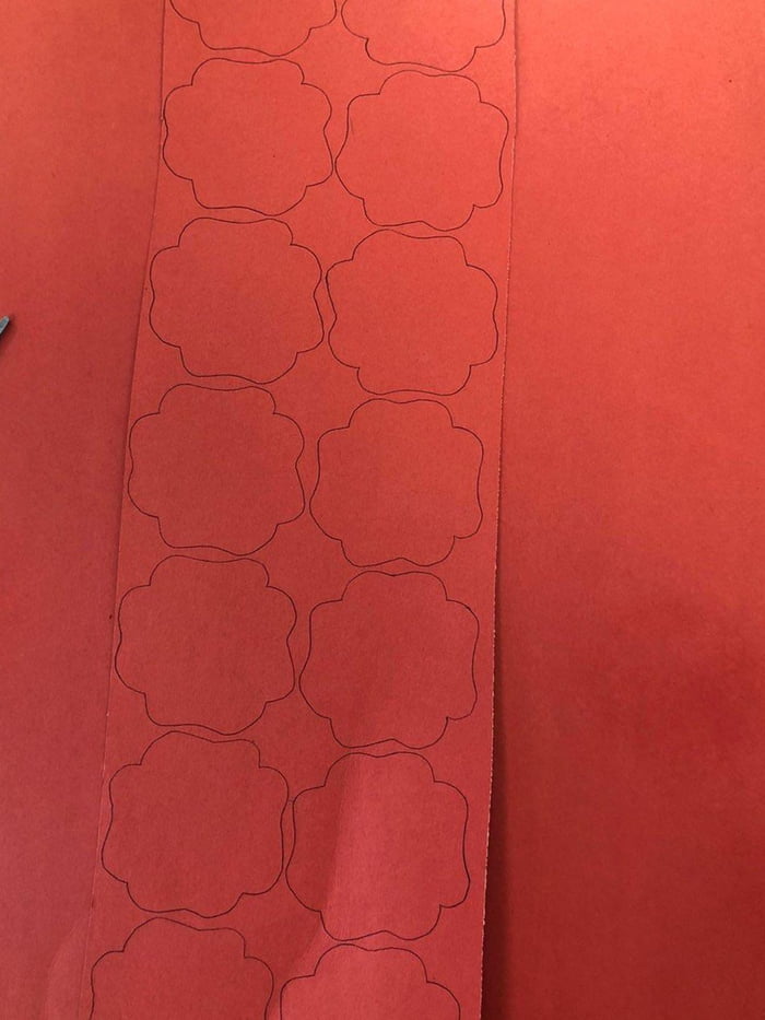 These poppy outlines look like they’re overlapping but they don’t - 9GAG