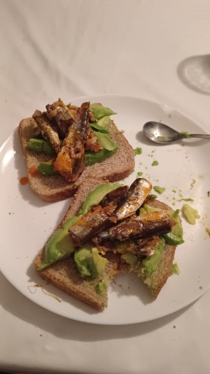 "Toasts" with avocado, sardines on tomato and Salt 9GAG