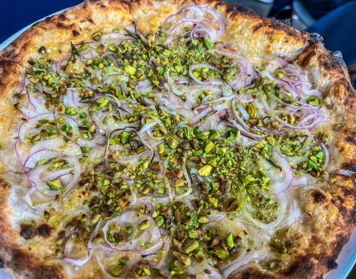 Red onion and pistachio at Pizza Bianco 9GAG