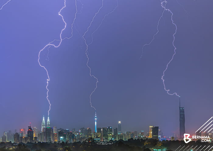 Thunder Strike Klcc Kl Tower And Merdeka Tower Malaysia Gag