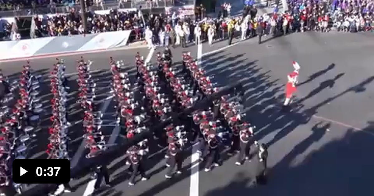 The way this marching band turns a corner during a parade 9GAG