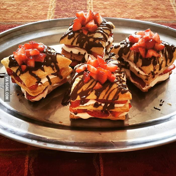 Puff pastry Napoleons filled with marshmallow fluff and strawberries 9GAG