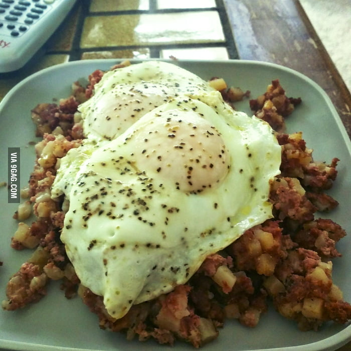 Corned beef hash and eggs. Get in mah belly! 9GAG