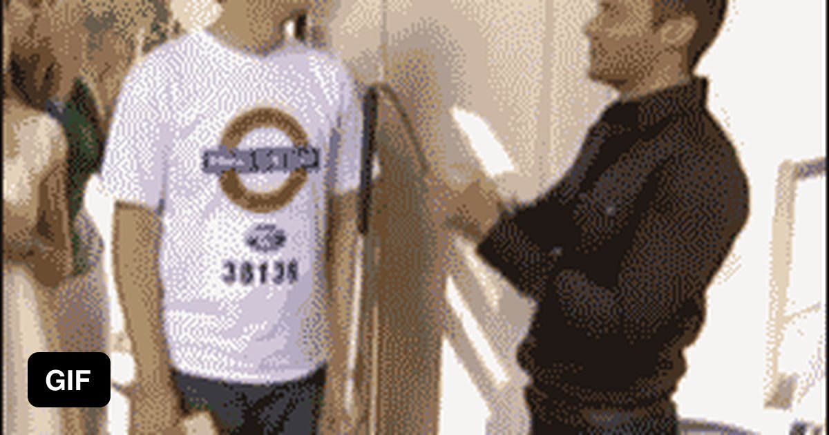 Ryan Seacrest High Fiving A Blind Guy Ryan Seacrest Trying to High-Five a Blind Guy - 9GAG