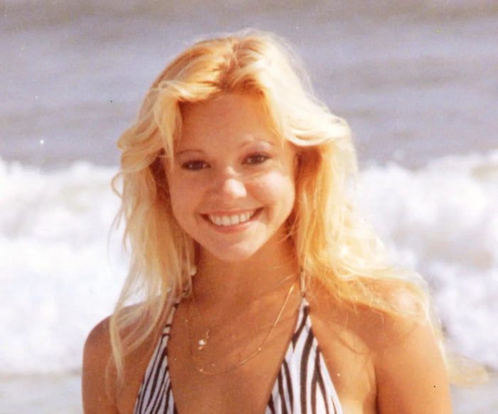This is Tammy Lynn Leppert, she had a small role in the iconic 80's movie "Scarface" starring Al