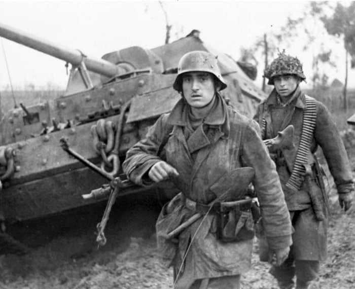 Soldiers of the Hermann Göring Fallschirm-Panzer Division, on their way ...