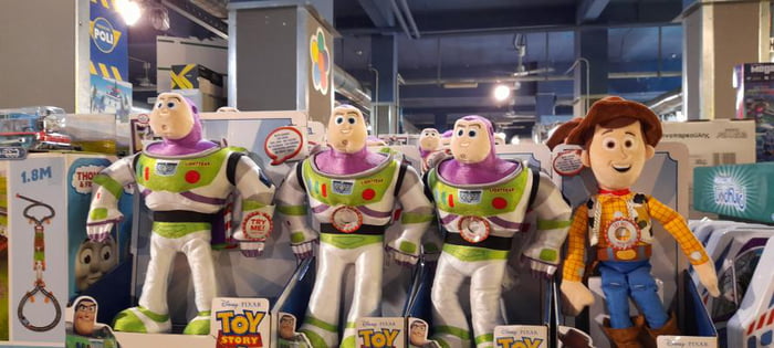 Long neck buzz lightyear - 9GAG