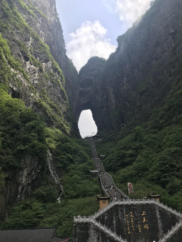 天门洞 - The Gate to heaven at China’s Tianmenshan after the clouds broke ...