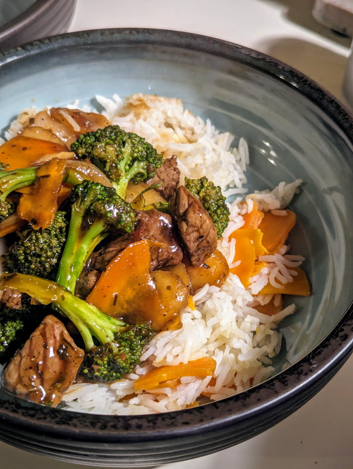 Cast iron seared beef with fresh veg, rice, & a peppery ginger / soy