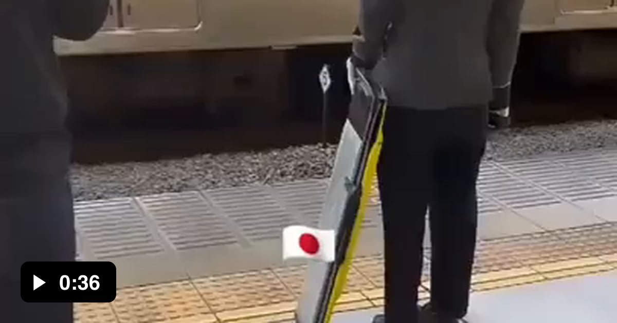 How Japanese train workers assist disabled passengers 9GAG