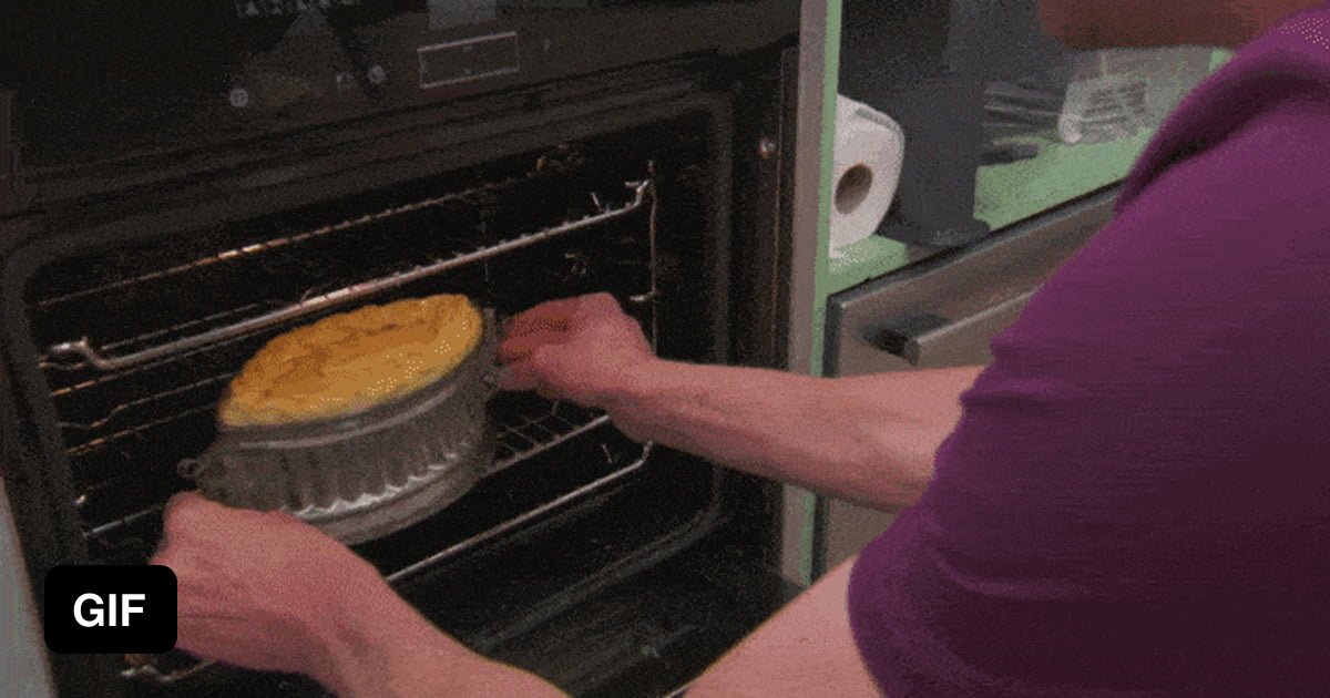 В микроволновке можно печь пироги. Пирог в духовке. Духовка с пирогами. Духовка gif. Достает из духовки.