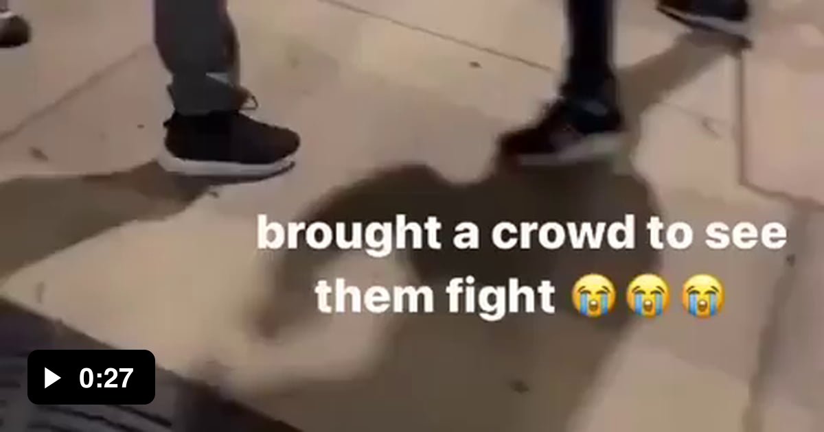 Guy gets pantsed during fight 👀