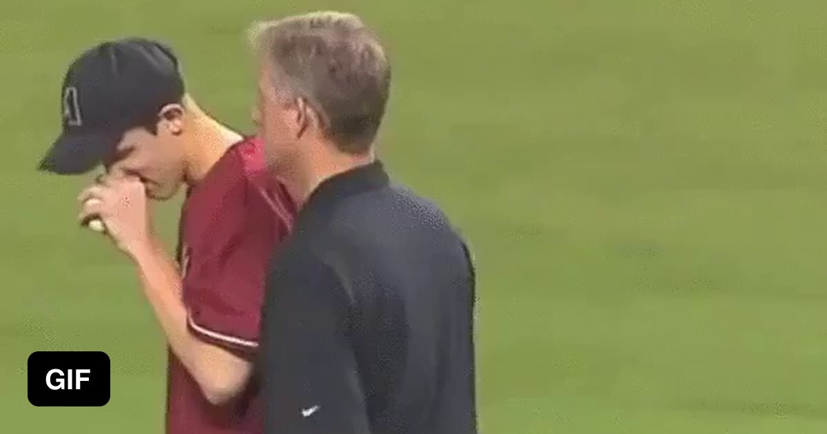 Blind kid throws the ceremonial first pitch for the Diamondbacks - 9GAG