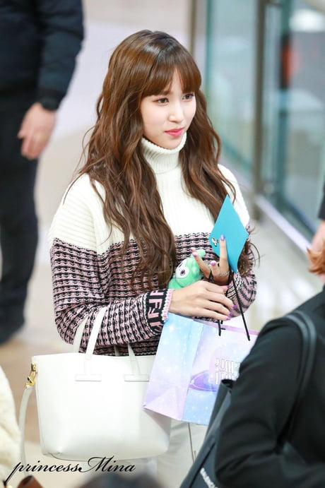 Mina With Wavy Long Hair And Bangs 9gag
