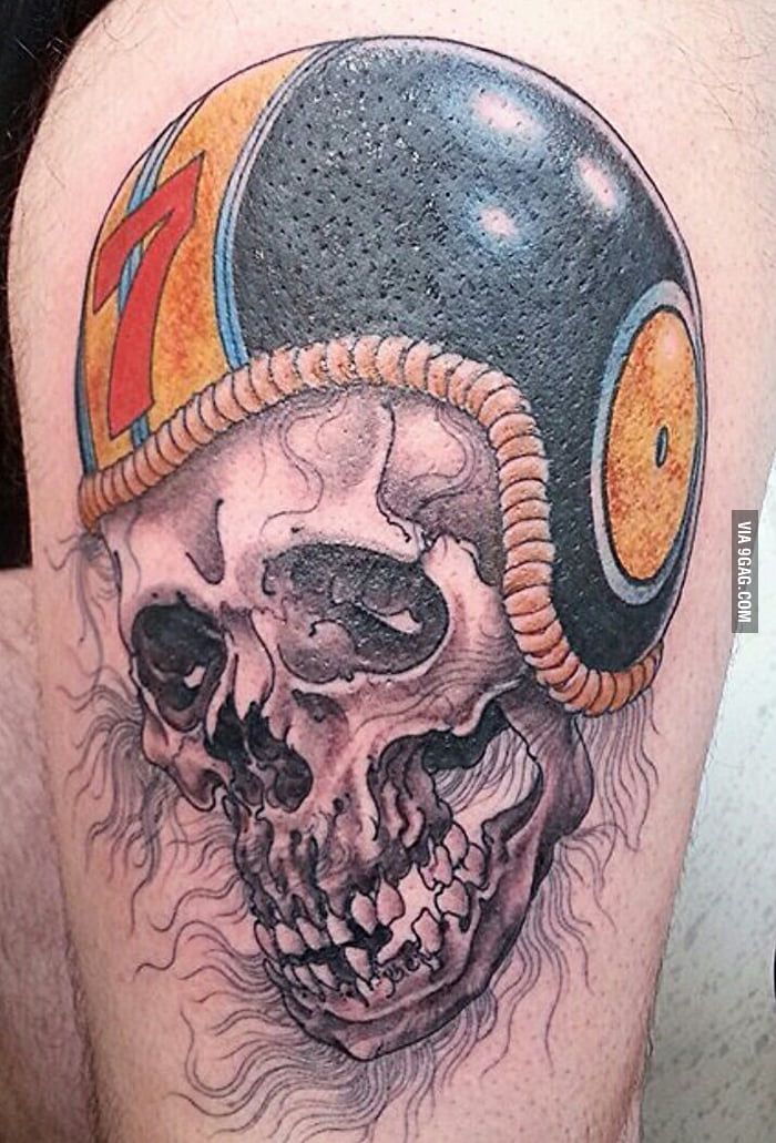My tattoo artist Craig Ridley gave me this skull and he loves 9 gag! I'd be so happy if we got him to the hot page! - 9GAG