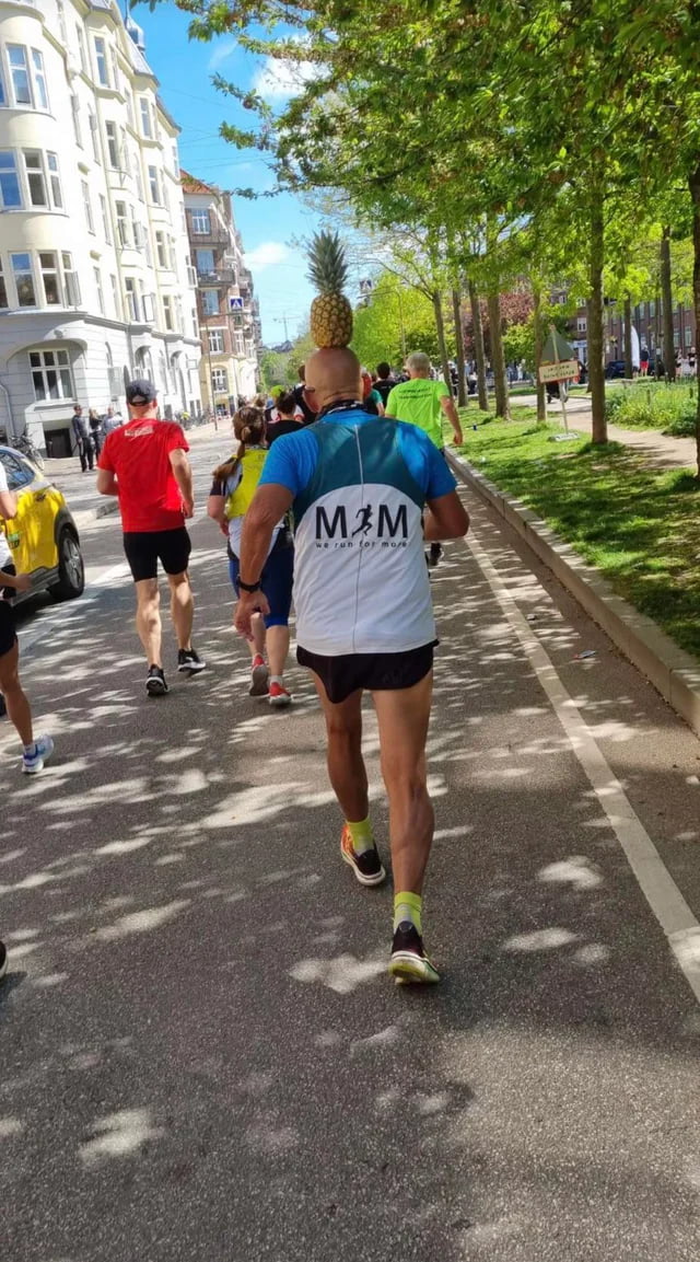 A legend running Copenhagen marathon with a pineapple on his head. 9GAG