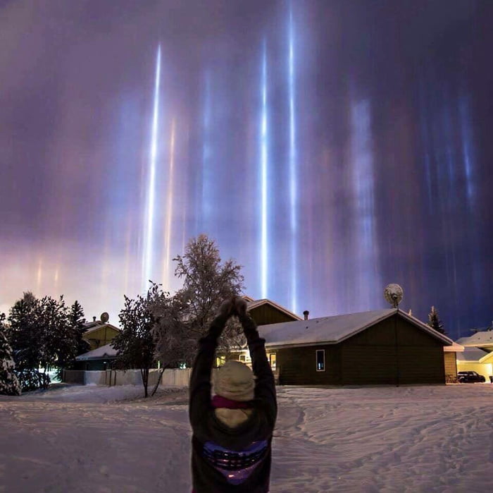 Light Pillars In Alaska This Happened When Reflection Of Light From Tiny Ice Crystals Are Suspended In The Atmosphere 9gag