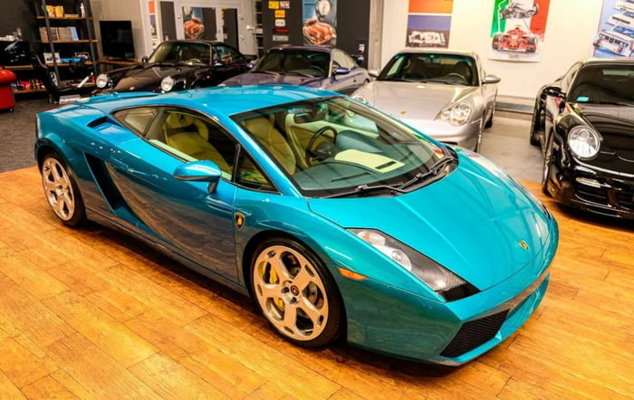 Lamborghini Gallardo (supposedly 40th Anniversary Verde Artemis 1 of 2  Edition- couldn't find any info on that though) - 9GAG