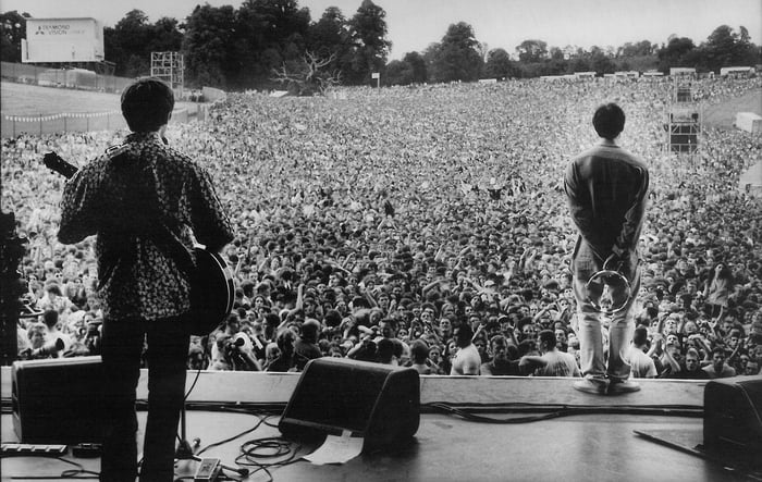 Oasis Perform In Front Of 125 000 People At Knebworth Festival Over 2 5 Million People Applied For Tickets 1996 9gag