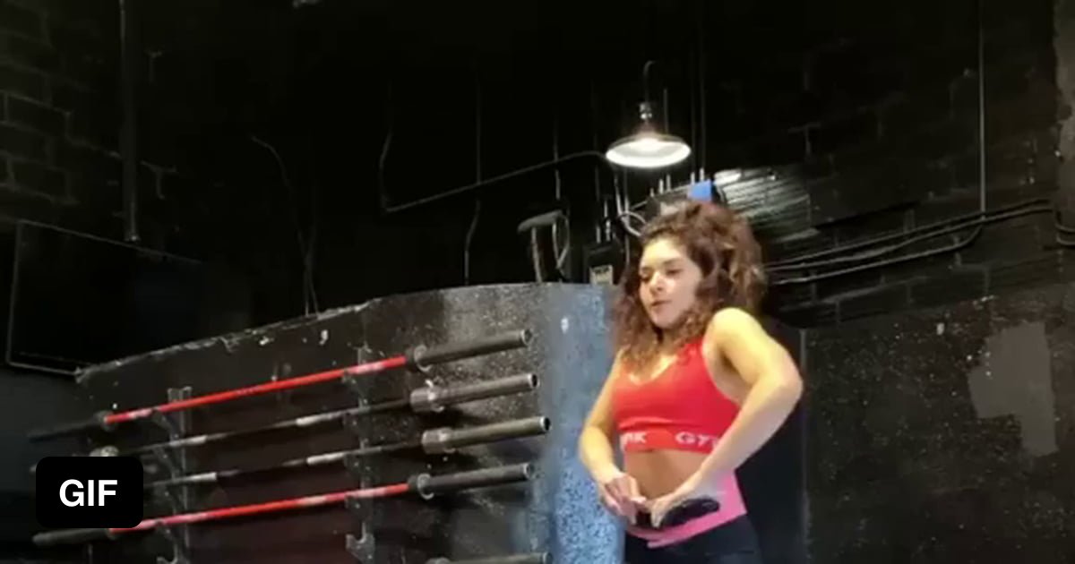 19 y/o Serena Abweh deadlifts 150kg (330lb) at a bodyweight of 47kg