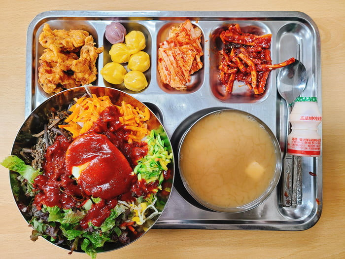 typical-school-lunch-in-south-korea-9gag