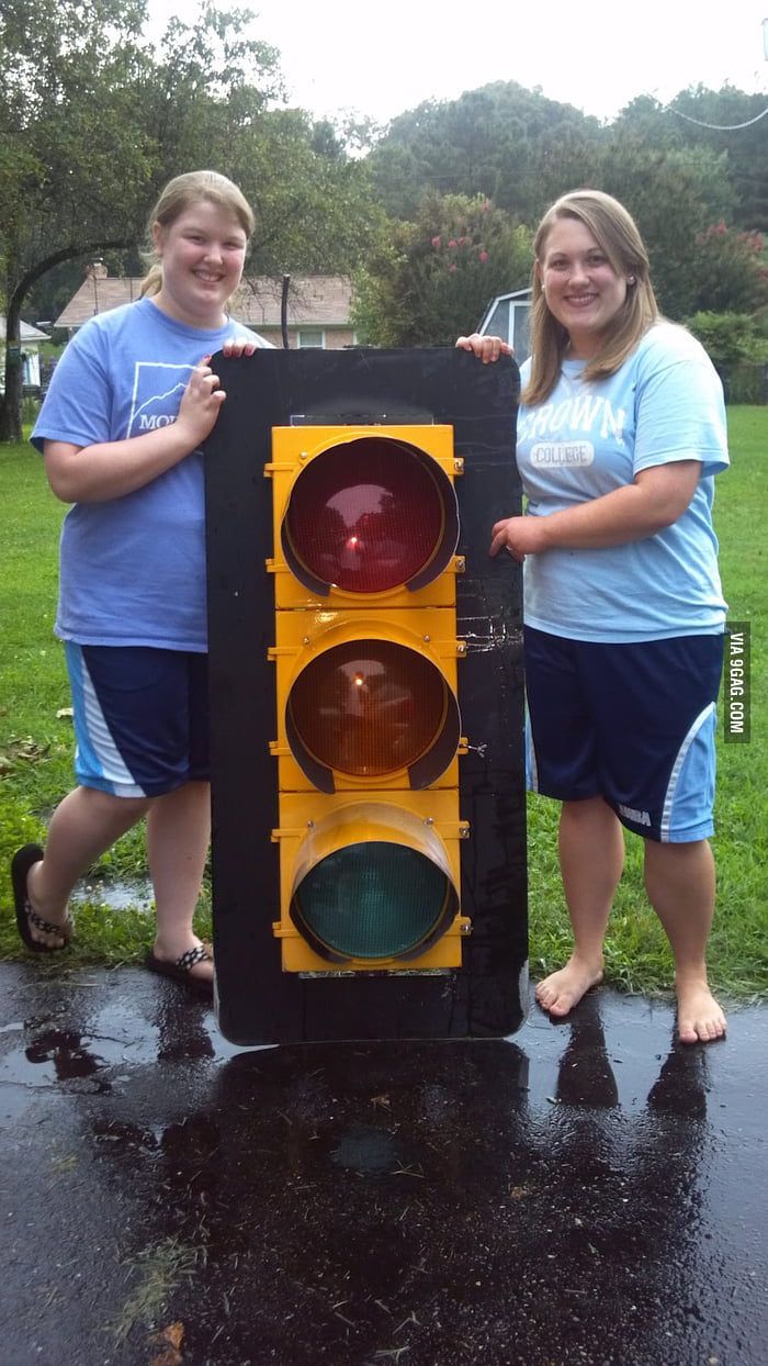 The actual size of traffic light 9GAG