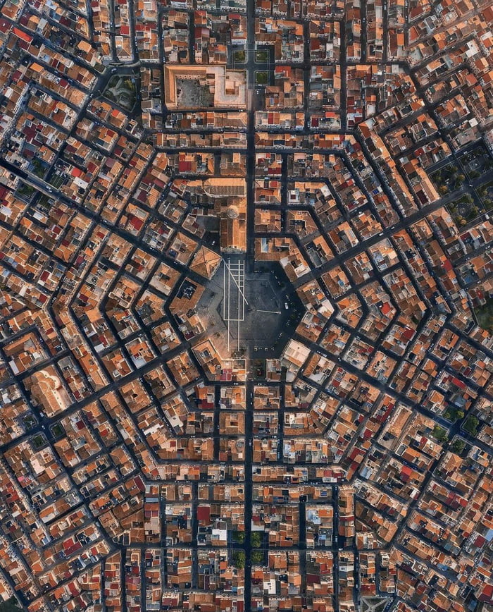 The layout of Grammichele, Italy city centre - 9GAG