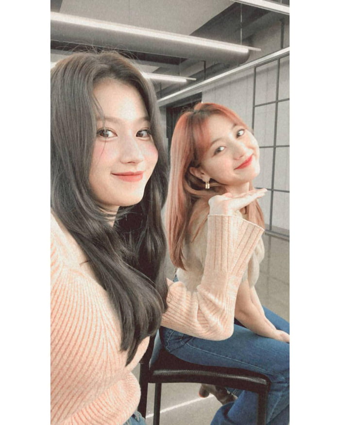 Sana and jihyo - 9GAG