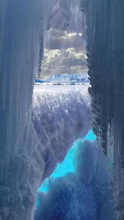 During the freezing period of Lake Semuli, after the clear lake bottom froze, it shone like sapphire under the sunlight.