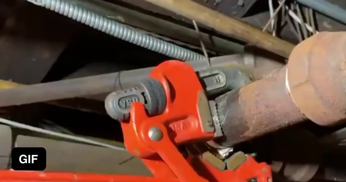 Compound leverage pipe wrench 9GAG