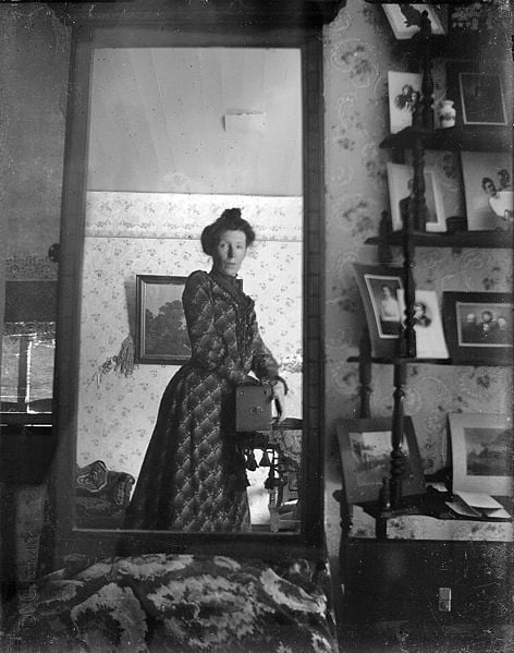 The world's first mirror selfie was taken around 1900 - 9GAG