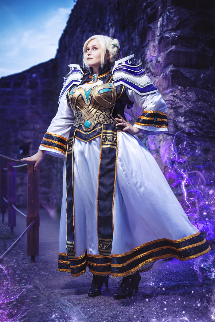 Chromie cosplay from World of Warcraft - 9GAG