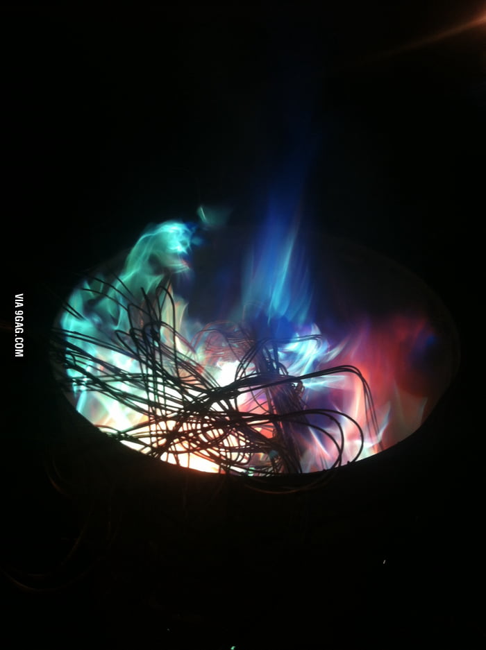 when-you-burn-copper-wire-the-fire-changes-color-pretty-cool-9gag