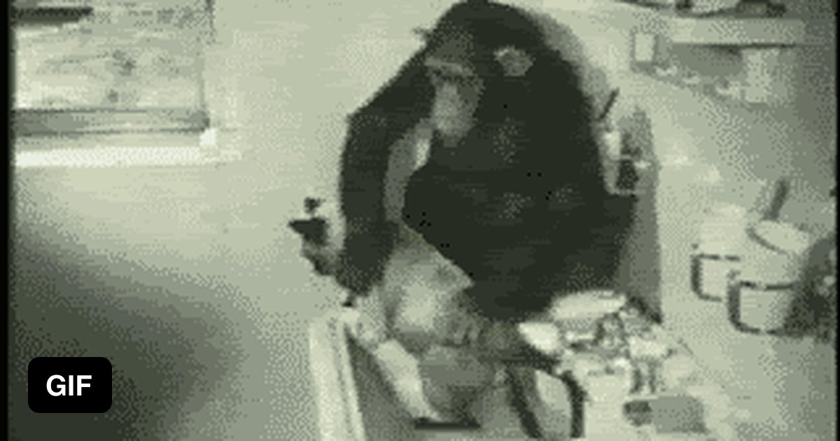 Обезьяна с ноутбуком гиф