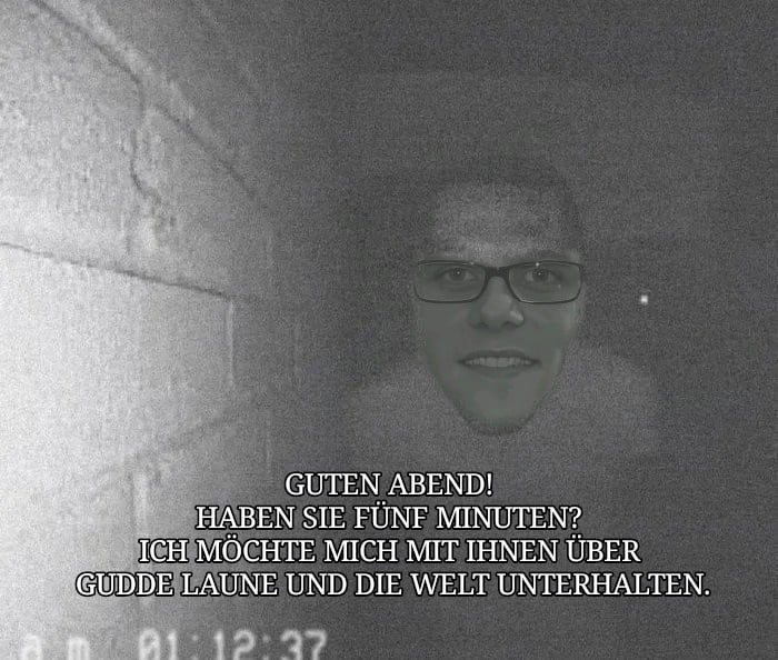 Gestern Abend vor der Haustür. Natürlich hab ich ihn fein gelassen. Wir