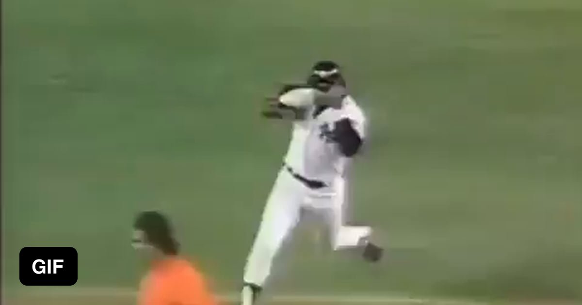 1977 World Series, fans stormed the field and Reggie Jackson tries to