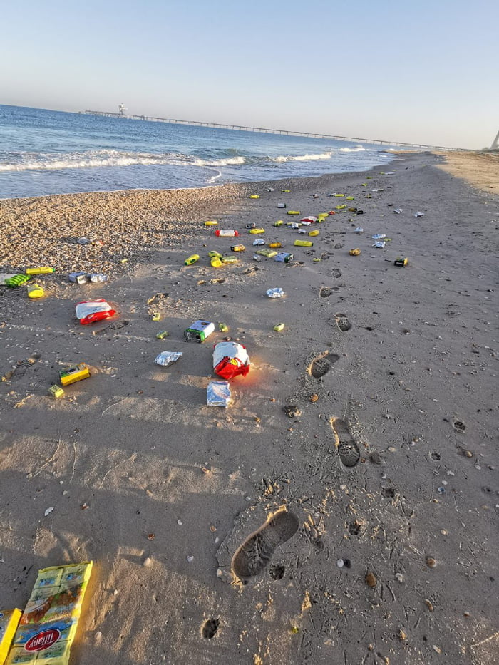 American aid to Gaza washed ashore Israeli beach - 9GAG