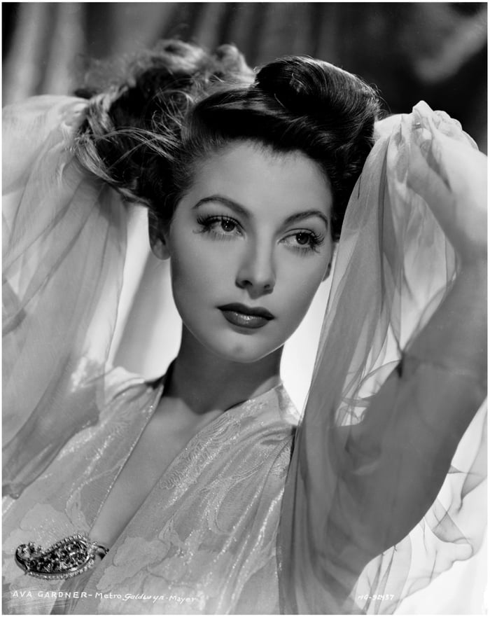 Ava Gardner (1942) - 9GAG