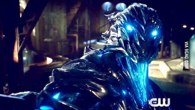 The Flash S New Villain Savitar The God Of Speed What S Your Take I Think He She Apache Looks Cool Af 9gag