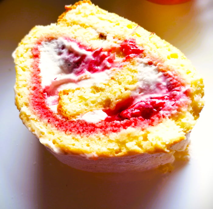 Strawberry and Cream Roulade | Swiss Roll - 9GAG