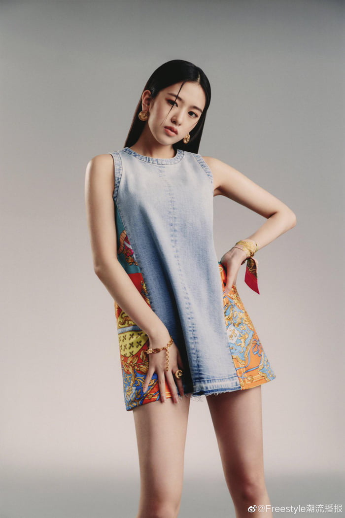 2331 Ahn Yujin X Versace Spring Summer 22 9gag