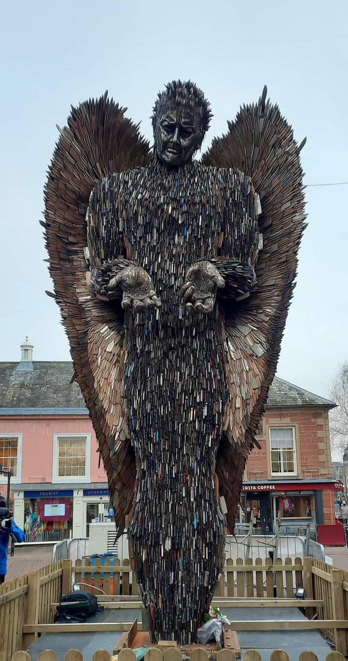 Statue Made Of 100 000 Knives Removed From UK Streets 9GAG   Aegb7W5 700b 