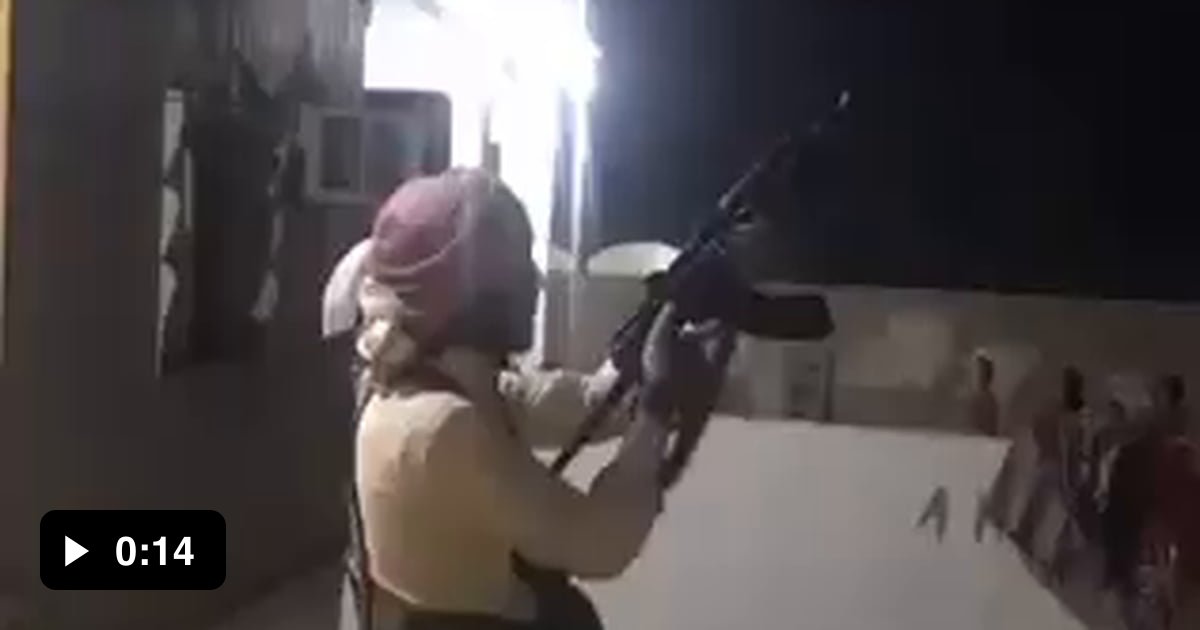 Бр стрельба. Обыск араба с автоматом Мем. Фото с соседом арабом с автоматом. Мужчина выхватил автомат у террориста