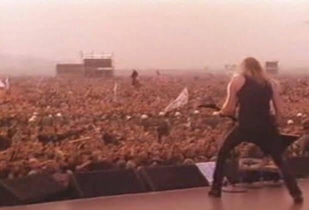 one-of-the-biggest-concert-ever-metallica-performs-in-the-front-of-3-2